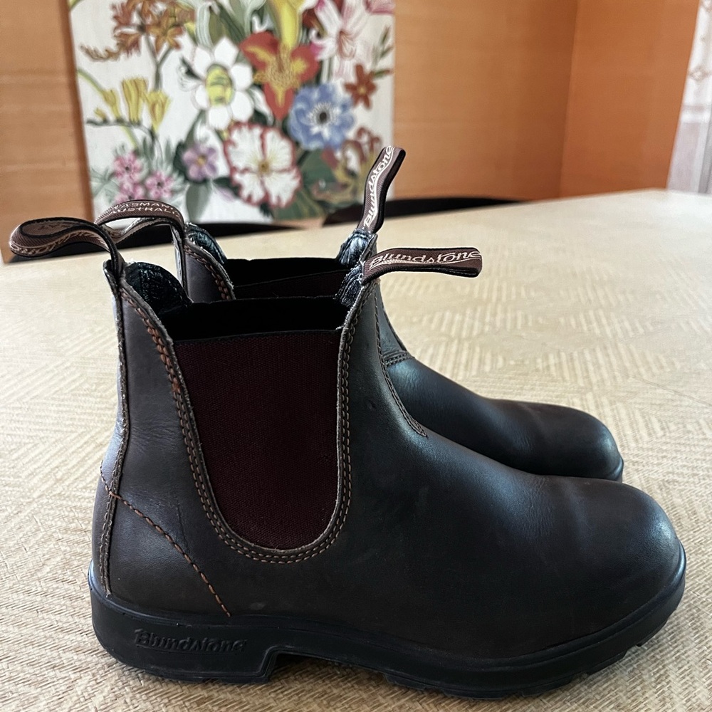 Blundstone Brown Leather Chelsea Boots with Burgundy Elastic size 4 (7 women’s)
